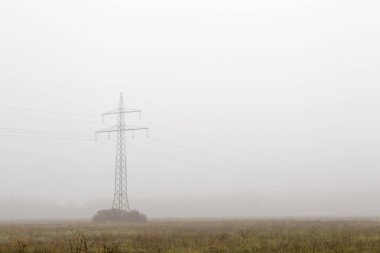 Elektrik telleri üzerinde alan üzerinde sis görünümü