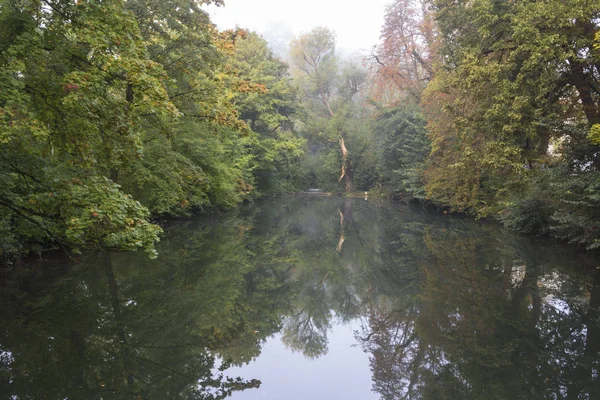 Vista Panorámica Niebla Sobre Agua Bosque Augsburgo Alemania —  Fotos de Stock