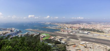 Cebelitarık Havalimanı ve Algeciras üstten görüntülemek 