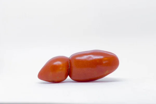 Satu Tomat Diisolasi Pada Latar Belakang Putih — Stok Foto
