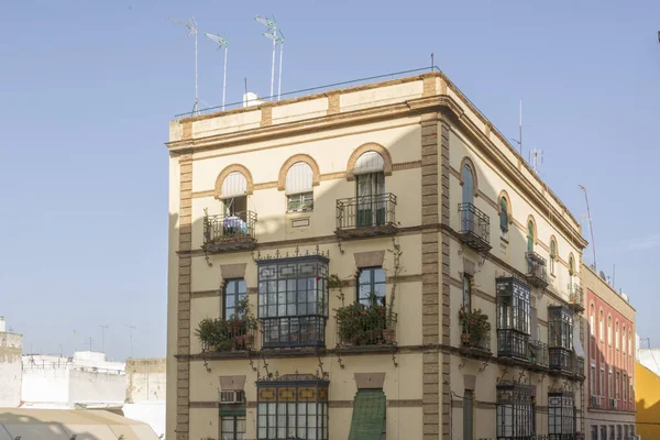 Kwiecisty Miejskich Budynków Mieszkalnych Hiszpańskiej Sewilli — Zdjęcie stockowe