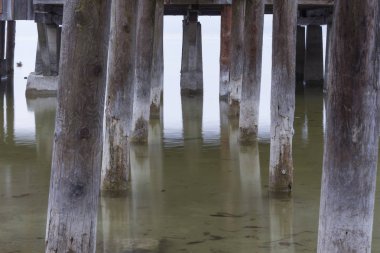 Eski ahşap kayıkhane mimari görünümünü