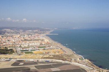 Arka planda Cebelitarık ve Algeciras havaalanına yukarıdan görünüm