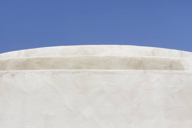 Mavi gökyüzüne karşı bina beyaz duvar