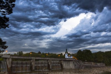 Weir nehrinde Lech Augsburg, Almanya üzerinde dramatik fırtınalı bulutlar