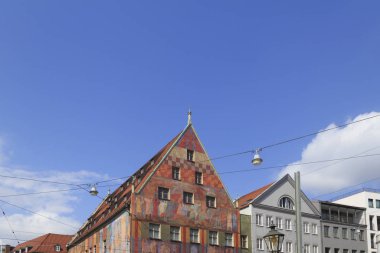 Mavi gökyüzü bulutlu, Augsburg karşı eski evleri