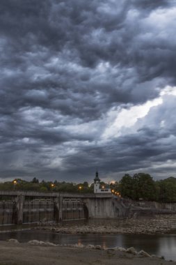 Weir nehrinde Lech Augsburg, Almanya üzerinde dramatik fırtınalı bulutlar