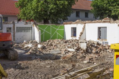 Harabelerin ortasında yıkım evinin son duvarları