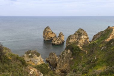 Kayalıklardan su ile deniz maliyetinin doğal görünümü