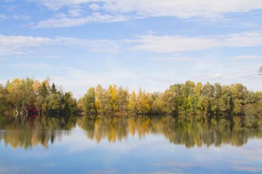 Ilse Gölü ve Knigsbrunn Augsburg yakınındaki ormanda görünümü 