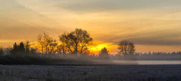 Schilderachtig Uitzicht Zonsopgang Boven Mistige Veld — Stockfoto