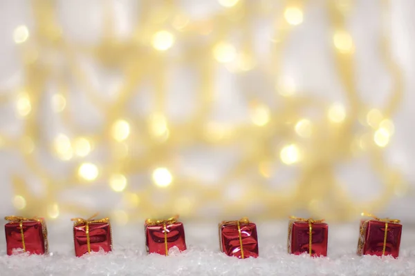 Primo Piano Piccoli Regali Natale Rossi Con Luci Sullo Sfondo — Foto Stock