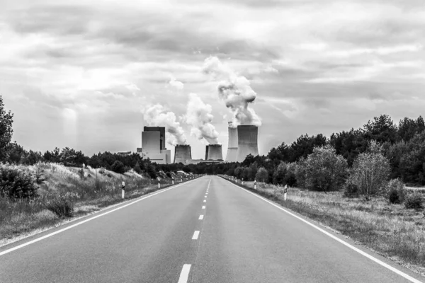 道路とドイツで Boxberg 発電所を表示します — ストック写真