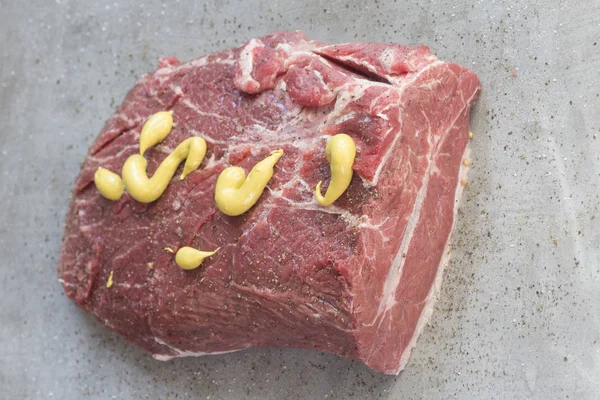 Carne Crua Com Mostarda Especiarias Fundo Cinza — Fotografia de Stock