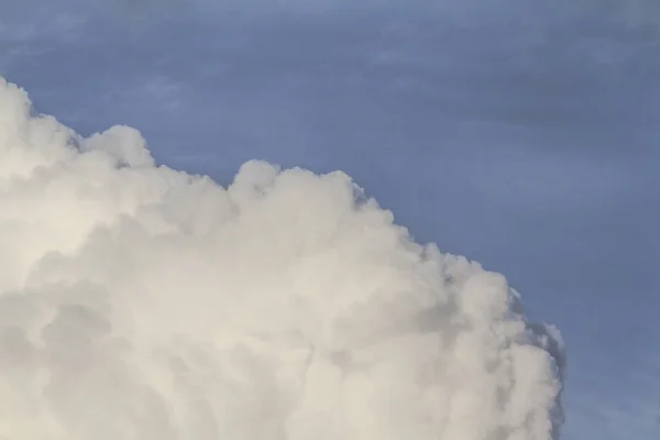 Γραφική Θέα Από Μεγάλα Άσπρα Σύννεφα — Φωτογραφία Αρχείου