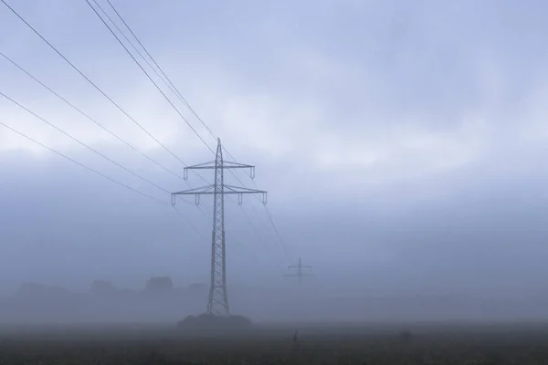 Вид Лінії Електропередачі Туманному Ландшафті — стокове фото