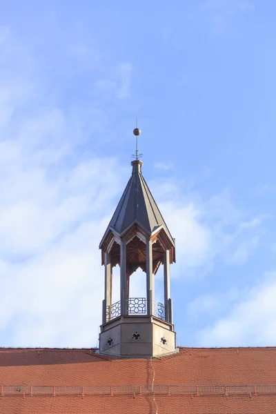 Dach Des Alten Augustburger Hauptkrankenhauses Vor Blauem Himmel — Stockfoto
