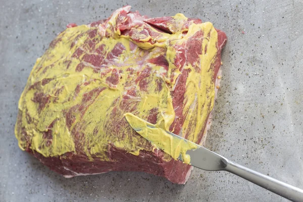 Carne Crua Com Mostarda Especiarias Fundo Cinza — Fotografia de Stock