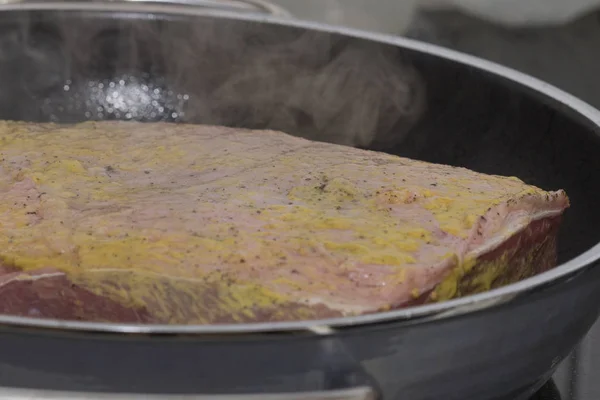 Primo Piano Carne Cruda Con Senape Che Frigge Padella — Foto Stock