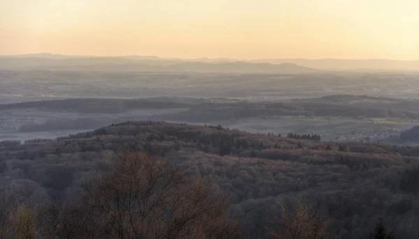 Malebný Pohled Kopců Lesem Při Západu Slunce — Stock fotografie