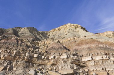 Bağlantı noktası şehir Lagos Portekiz yakınındaki kumlu kayalıklarla görünümü