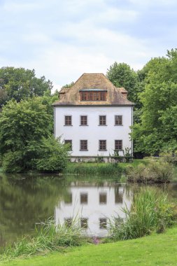 Ev göl suya yansıtan görünümü