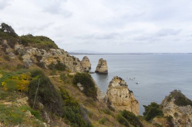 Kayalıklardan su ile deniz maliyetinin doğal görünümü