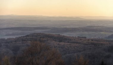 Gün batımında orman Hills doğal görünümü