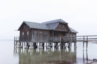 Eski Ahşap Sandal evine atış görünümünü am Ammersee, Almanya