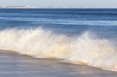 Kumlu sahilde dalgaların doğal görünümü