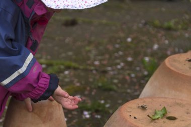 Kasklı, çiçekli bir adam.