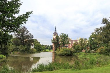 Bad Muskau, Almanya New Castle towers görünümünü 