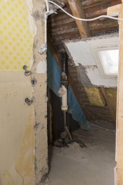 Eski evin tavan arasında iç görüntülemek