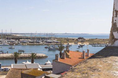 binaların, teknelerin ve denizin doğal görünümü