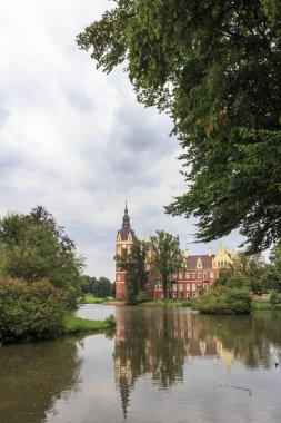 Bad Muskau, Almanya New Castle towers görünümünü 