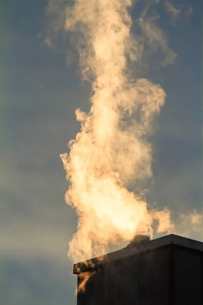 Paisaje Invierno Con Humo Procedente Chimenea Casa —  Fotos de Stock