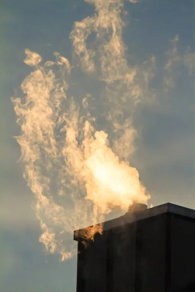 Paisaje Invierno Con Humo Procedente Chimenea Casa —  Fotos de Stock