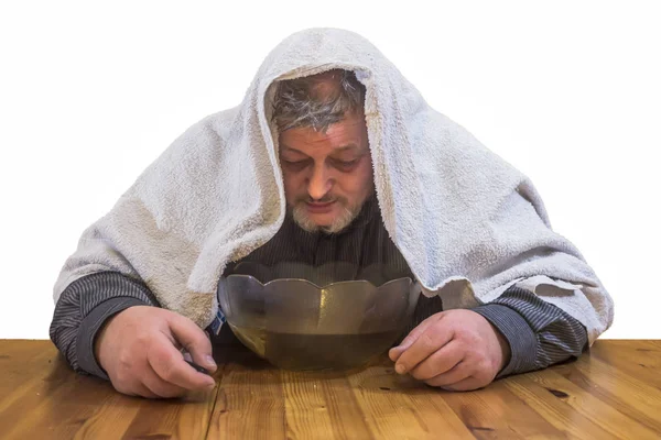 Papatya buhar banyosu soğuk algınlığına karşı eski bir ilaçtır. 
