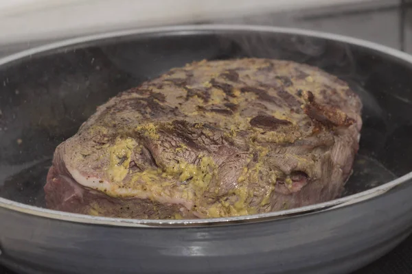 Primo Piano Carne Cruda Con Senape Che Frigge Padella — Foto Stock