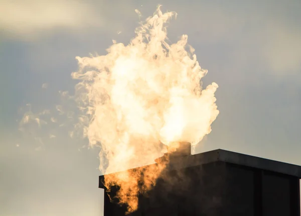 Paisaje Invierno Con Humo Procedente Chimenea Casa —  Fotos de Stock