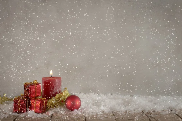 Close Delle Decorazioni Natalizie Con Candela Rossa — Foto Stock