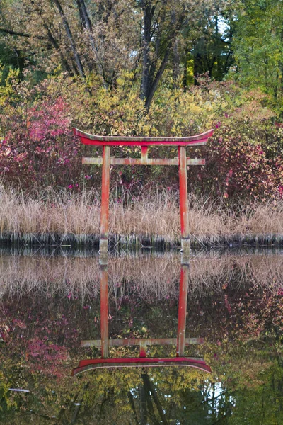 Vista Panorâmica Portão Japonês Lago — Fotografia de Stock