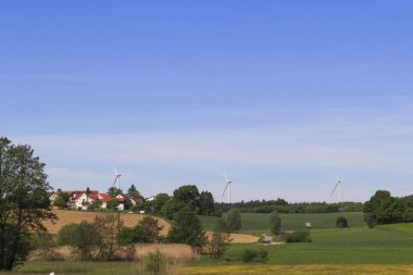 Yaz mevsiminde rüzgâr türbinleri, seçici odaklanma