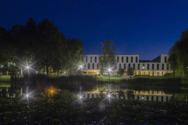 Augsburg Üniversitesi görünümünü gece, Almanya