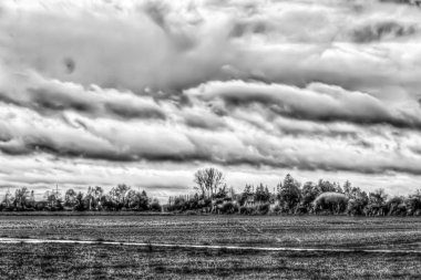 Doğal görünüm alanının üstündeki büyük bulutlar