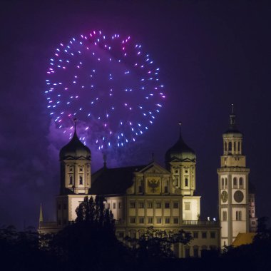 Havai fişek ışıklı Augsburg Belediye Binası içinde görünüm