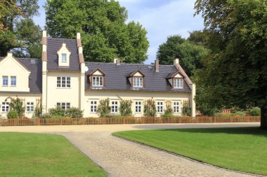 Bahçe ile yenilenmiş binanın görünümü