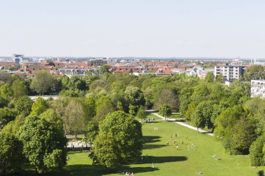 Görünümü parkta Schwabing, Münih ve binalar