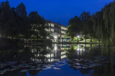 Augsburg Üniversitesi görünümünü gece, Almanya