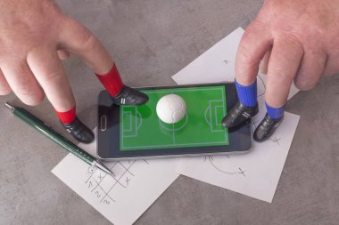 Yeşil kalemle planların üzerine yazan bir adam eli